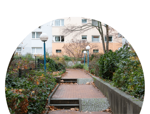 Ein Weg zu einem Hauseingang in Belrin im Herbst